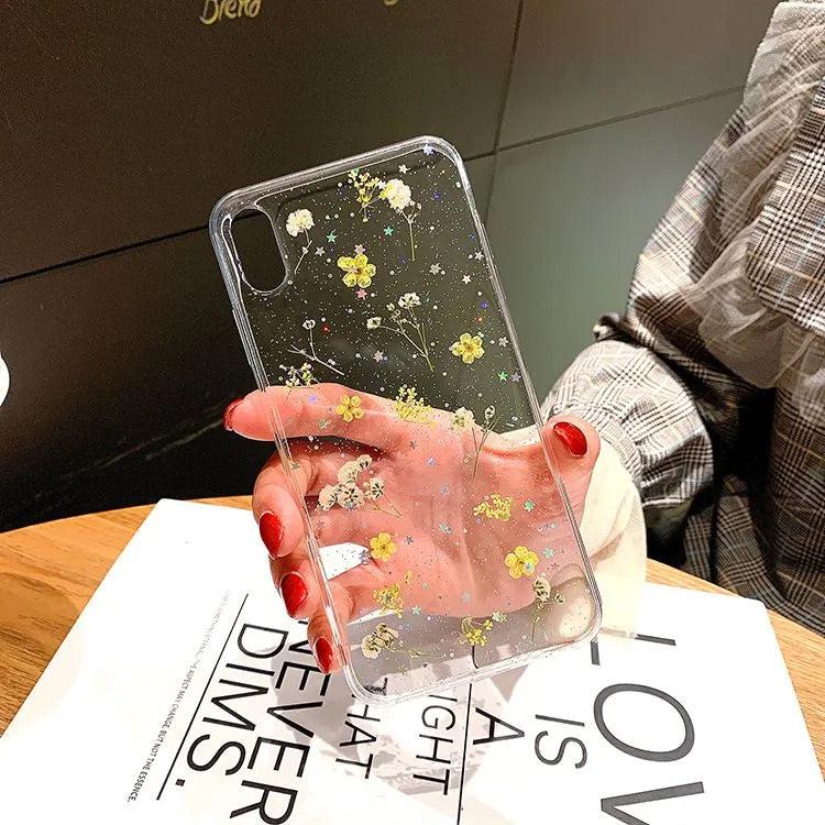 Blomstret iPhone-deksel med ekte pressede blomster. Gjennomsiktig, beskyttende og stilrent mobiltilbehør.