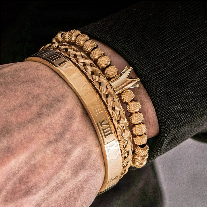 Motebilde av unisex armbåndsett i rustfritt stål, elegant smykke som løfter antrekket for menn og kvinner.