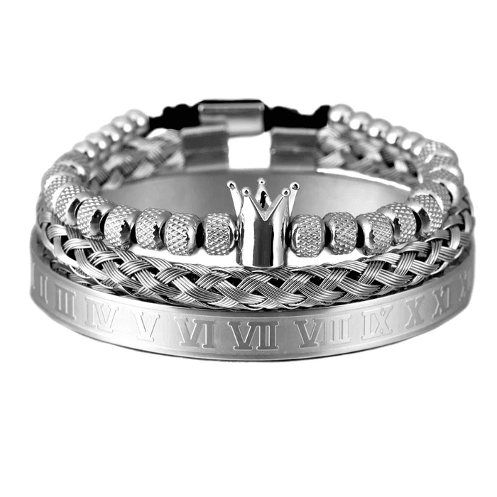 Nærbilde av elegant armbåndsett i rustfritt stål, viser stilrent design og polert finish.