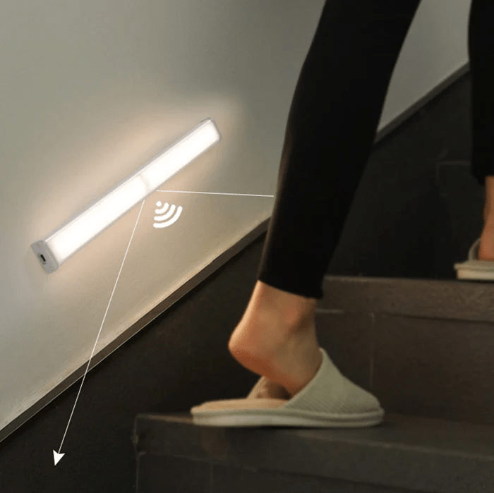 Kompakt trådløst LED-skaplys med sensor, perfekt for skap, kjøkken og garderobe. Gir praktisk interiørlys.