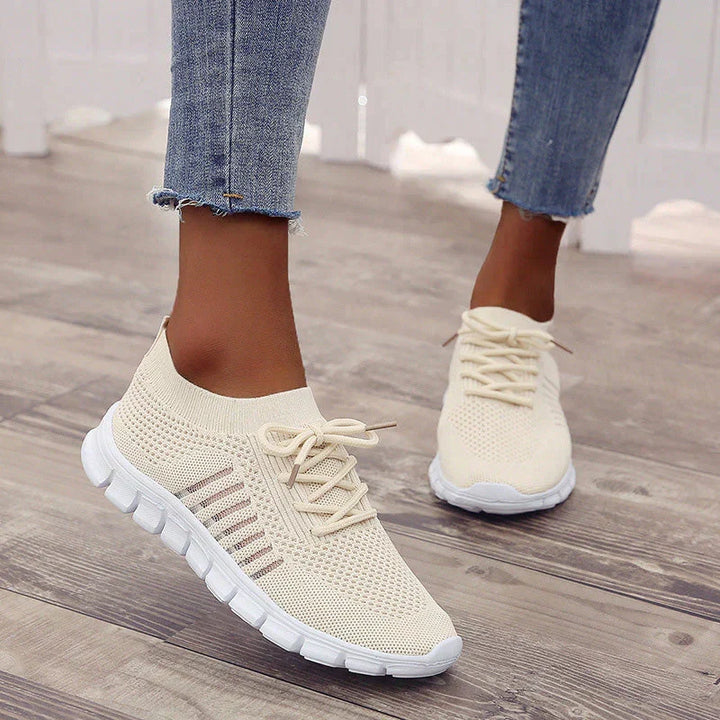 Stilige og lette kvinnesneakers i pustende materiale. Ideelle komfortsko for aktiv hverdag og fritid.