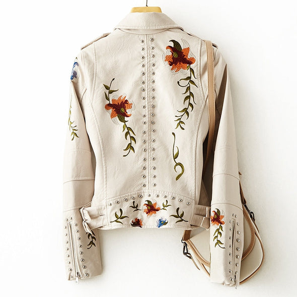 Dame sykkeljakke i svart kunstskinn med fargerikt retro blomsterbroderi, unik og edgy vårjakke.