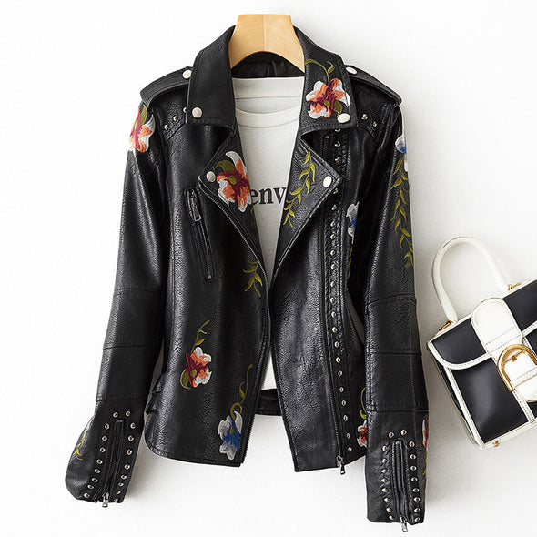 Svart kunstskinn damejakke med detaljert retro blomsterbroderi. En trendy og unik vårjakke for en edgy look.