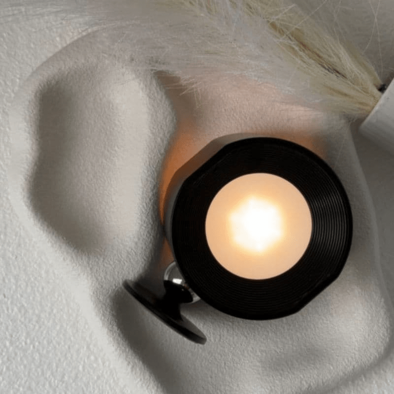 Dimbar LED vegglampe, justerbar lysstyrke. Moderne design, perfekt som stemningslys eller leselys.