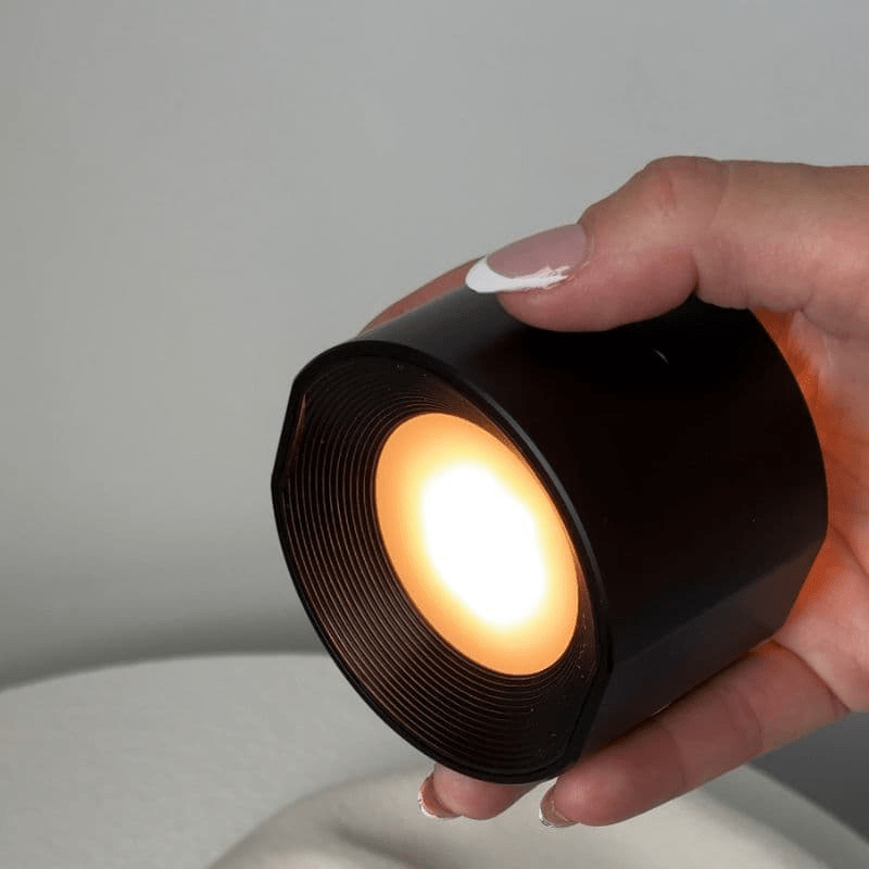 Fleksibel LED vegglampe med 360° rotasjon. Trådløs, magnetisk, USB-ladbar for enkel interiørstyling.