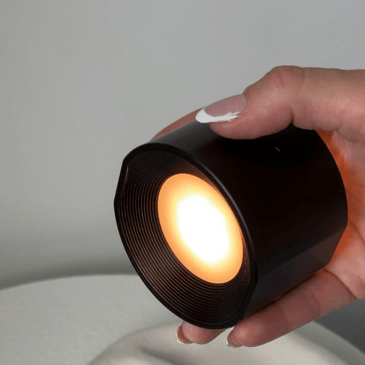 Fleksibel LED vegglampe med 360° rotasjon. Trådløs, magnetisk, USB-ladbar for enkel interiørstyling.