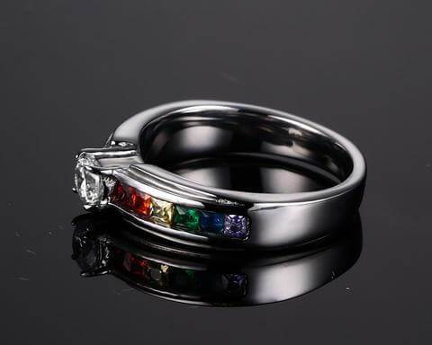 Slitesterk regnbue ring i rustfritt stål. Unisex design, symboliserer kjærlighet, stolthet og samhold.