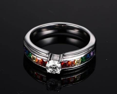 Symbolsk regnbue ring for stolthet og kjærlighet. Elegant unisex smykke i rustfritt stål.