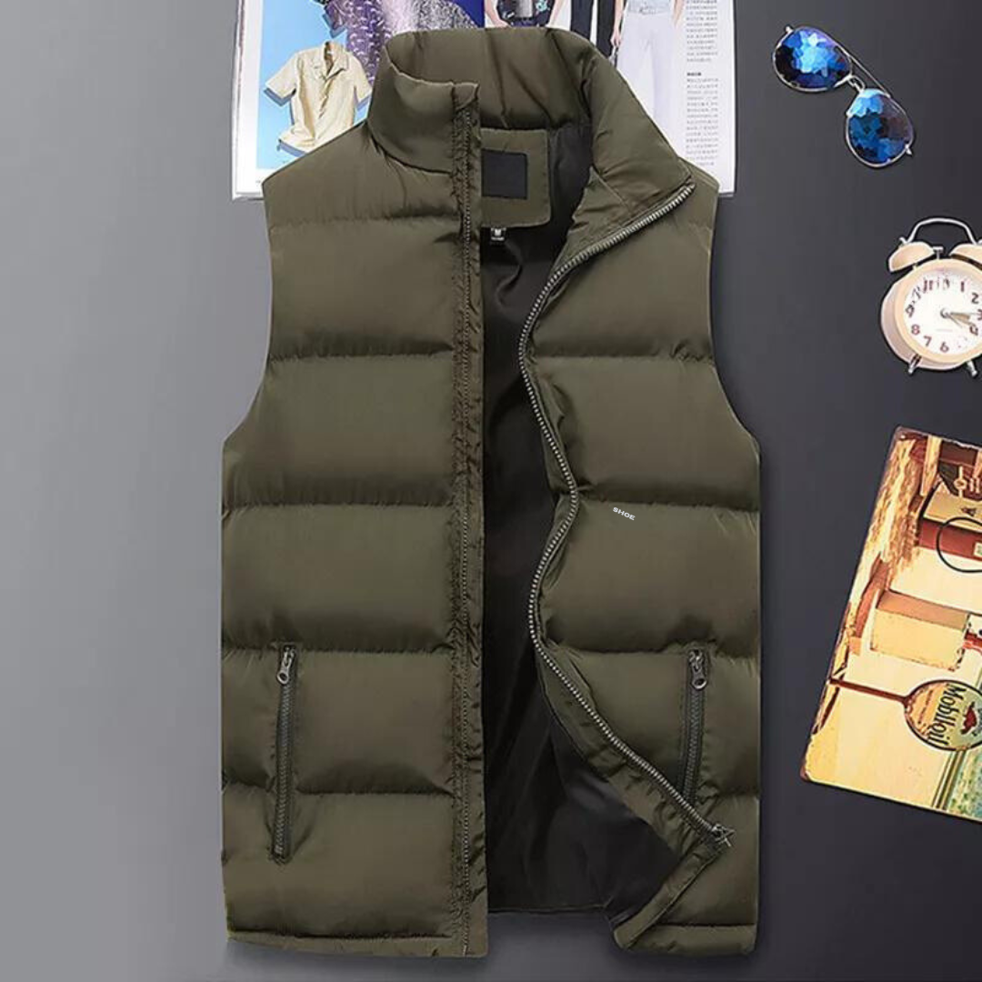 En lett, varm og polstret puffer vest for menn, perfekt som yttertøy i kjølig vær.