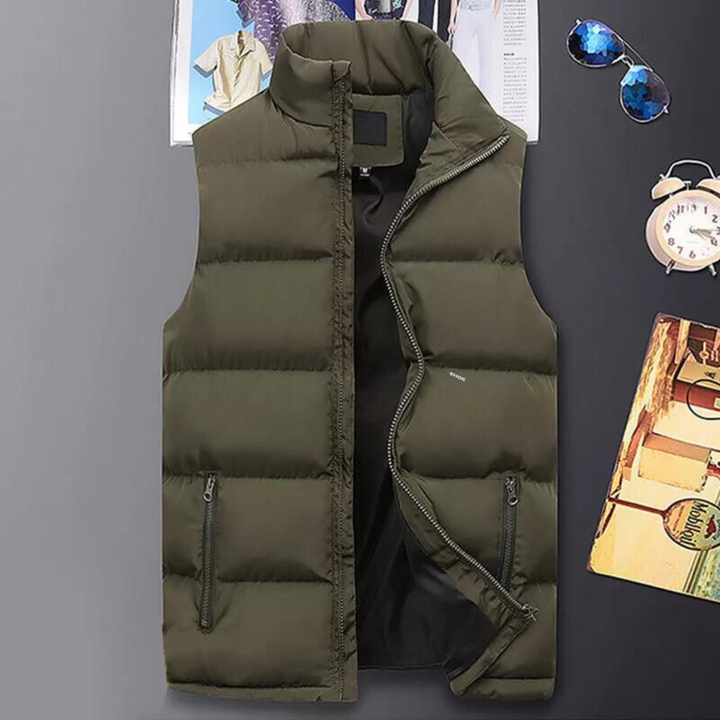 En lett, varm og polstret puffer vest for menn, perfekt som yttertøy i kjølig vær.