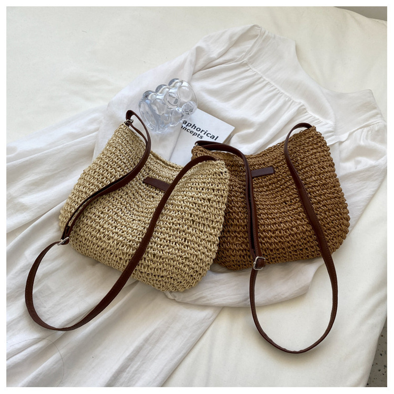 Chic brun og beige vevd skulderveske for dame. En elegant håndveske som passer alle kvinner, perfekt for sommer.
