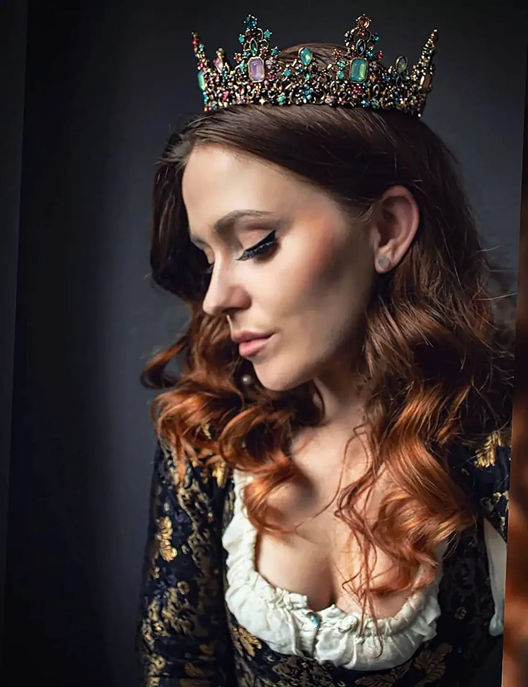 Royal dronningkrone med juveler og krystaller, ideell for kostymer og events.
