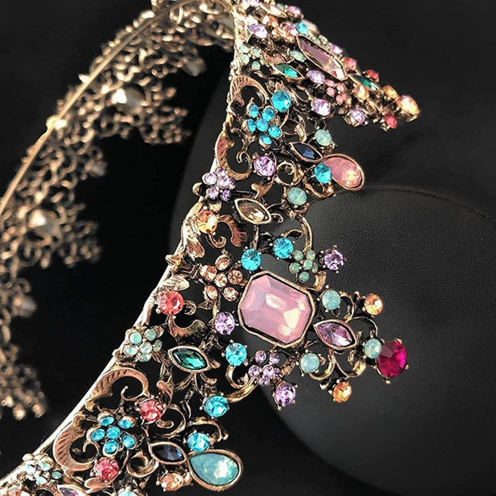 Krystallbelagt dronningkrone, et elegant vintage smykke for spesielle dager.