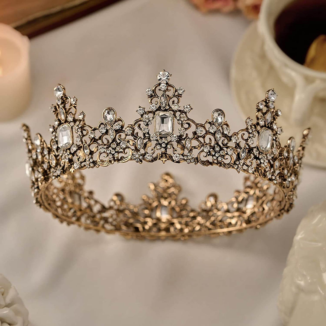 Elegant krystallkrone med juveler, et storslått festtilbehør for enhver anledning.