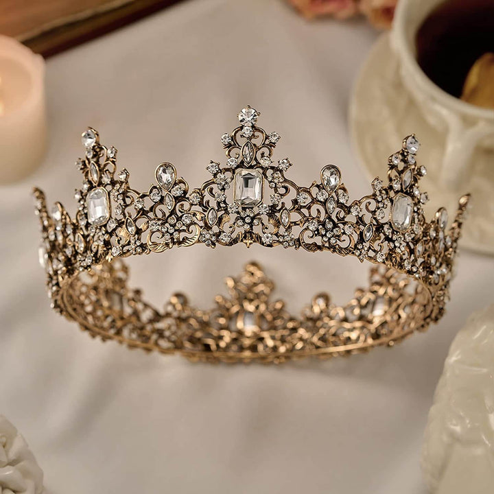 Elegant krystallkrone med juveler, et storslått festtilbehør for enhver anledning.