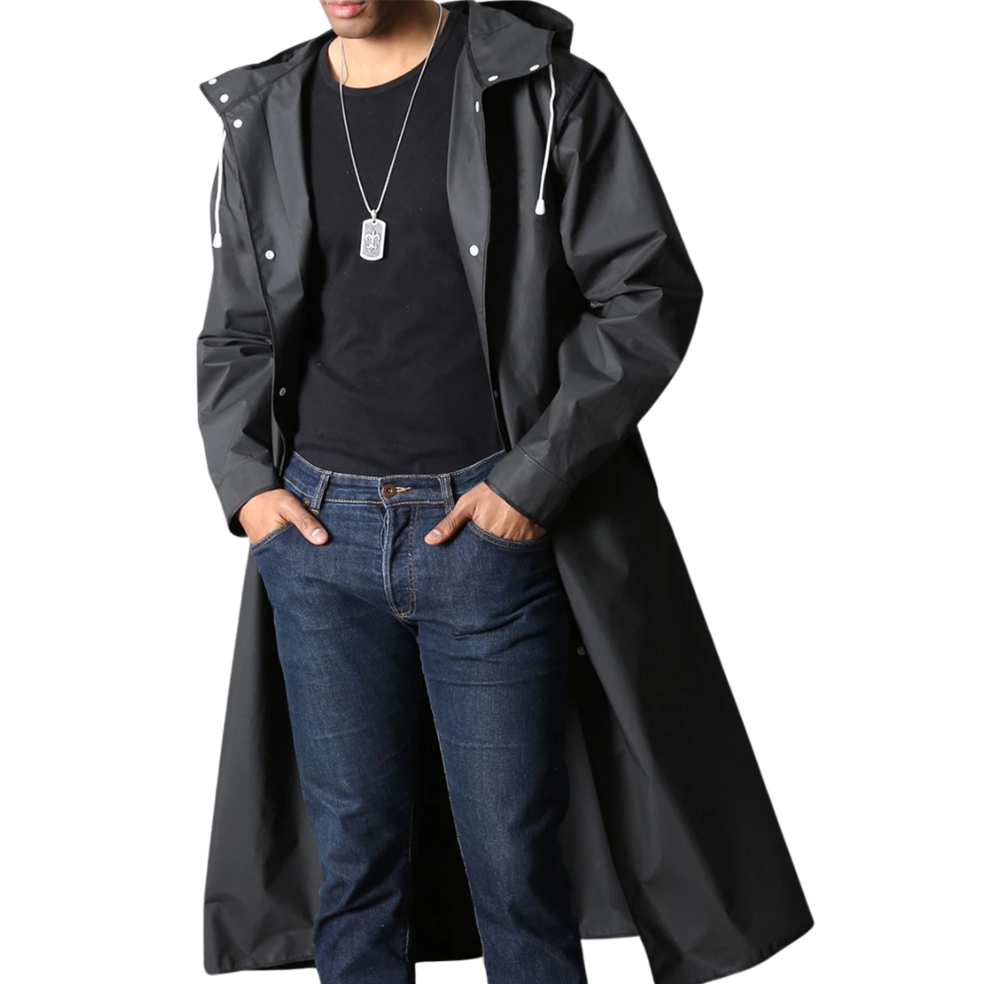 Bakside av stilren unisex svart regnfrakk med hette. Funksjonelt design for god passform og bevegelsesfrihet.