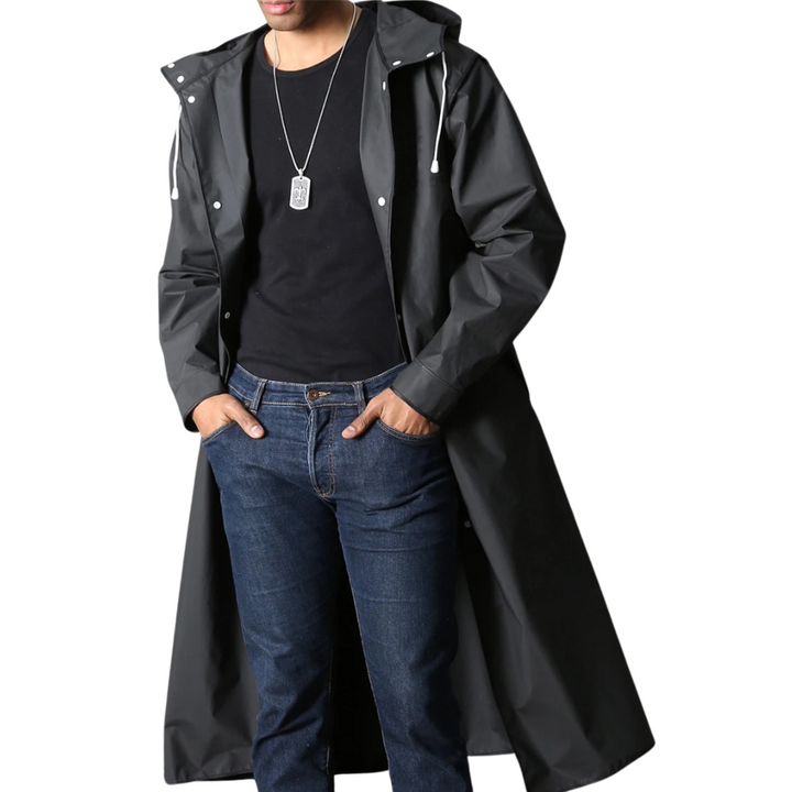 Bakside av stilren unisex svart regnfrakk med hette. Funksjonelt design for god passform og bevegelsesfrihet.