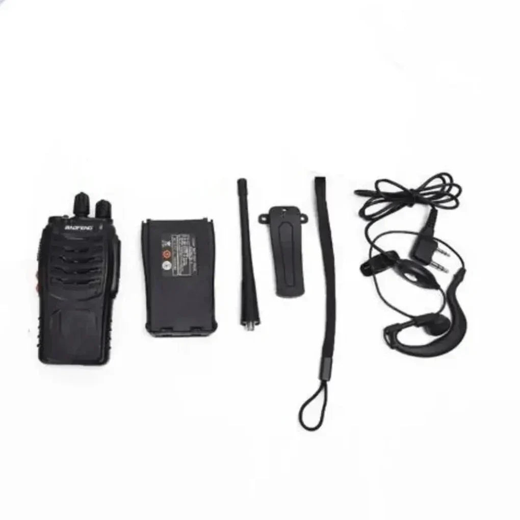 Kompakt, bærbar kommunikasjonsradio med USB-lading, ideell for sikker kommunikasjon utendørs.