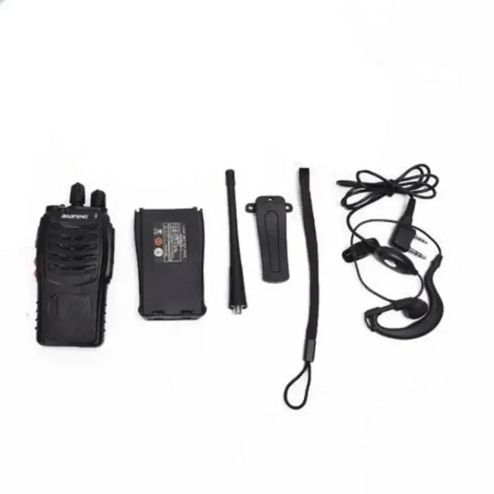 Kompakt, bærbar kommunikasjonsradio med USB-lading, ideell for sikker kommunikasjon utendørs.