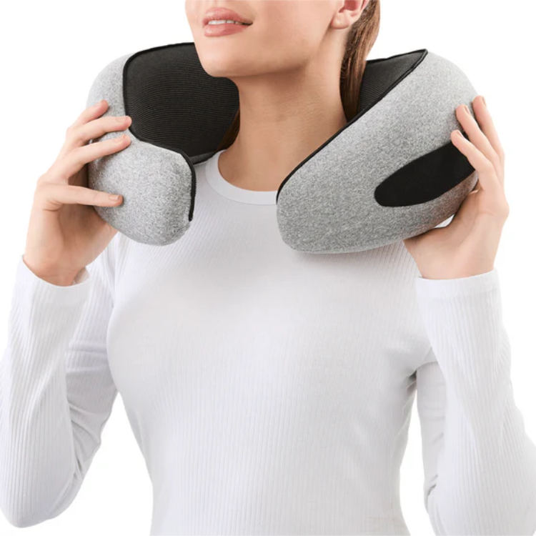 Reisepute med ergonomisk design og minneskum, ideell hvilestøtte for voksne på lange reiser.
