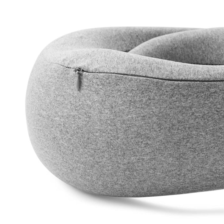 Avslappende reisepute for voksne. Ergonomisk nakkestøtte i minneskum for bedre hvile underveis.
