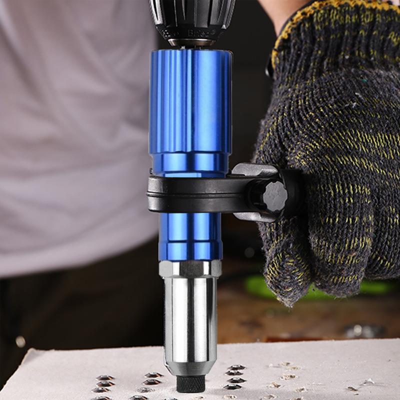 Naglepistol boremaskin adapter i bruk; gjør nagling enkelt for hjemmeforbedring og mekanisk arbeid.