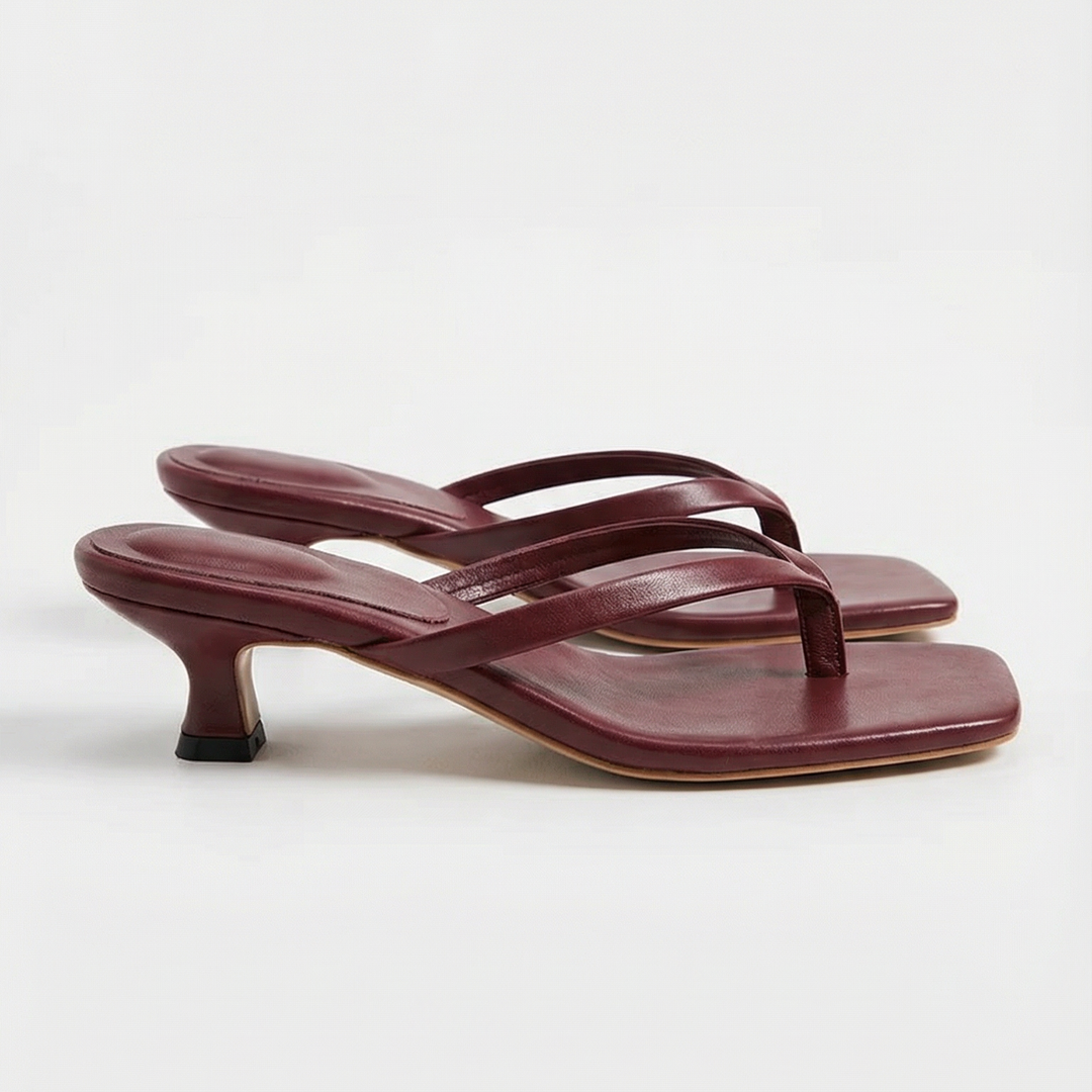 Sommerlige åpentå-sandaler for kvinner, med lav hæl for komfortabel og avslappet stil.