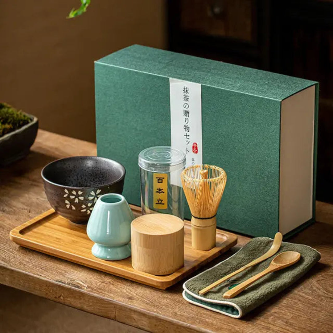 Komplett matcha gavesett med bambusvisp, skål i keramikk og tilbehør for autentisk japansk teseremoni.