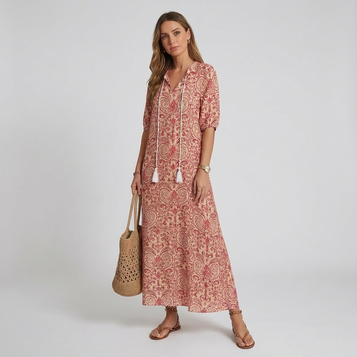 Nærbilde av smock på bohemsk maxikjole. Myk og lang sommerkjole for kvinner i elegant boho stil.