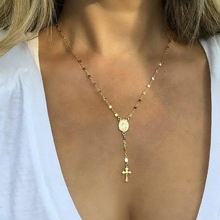 Vakkert gullfarget rosenkrans halskjede, unisex design. Religiøst smykke for tro og åndelig refleksjon.