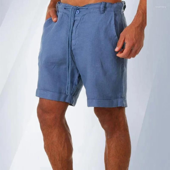 Herreshorts i lett, ensfarget stoff, egnet som strandshorts eller activewear for sommerdager.
