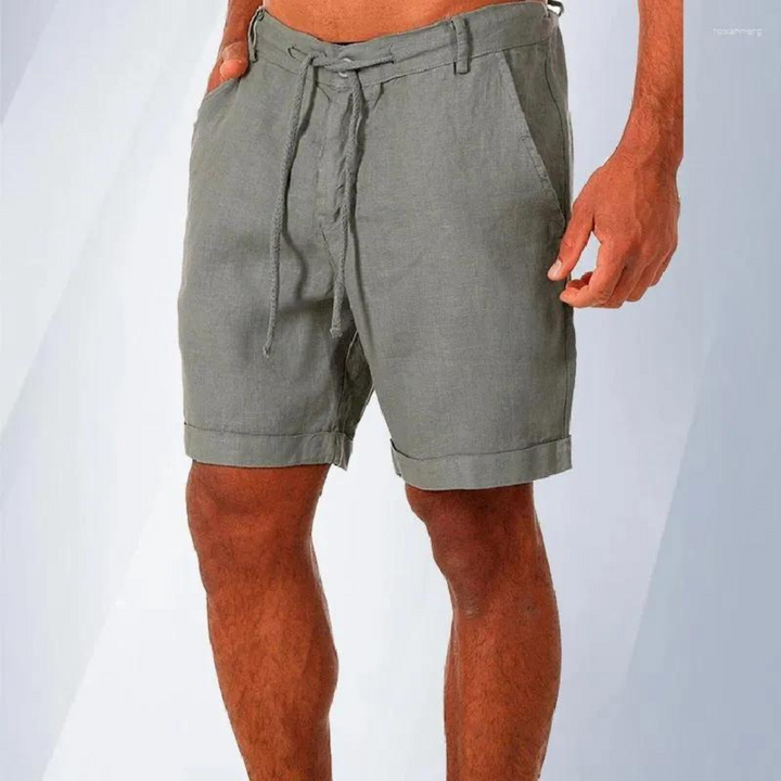 Menns allsidige ensfarget sommershorts fra siden, med praktiske lommer, perfekt for fritid og herremote.