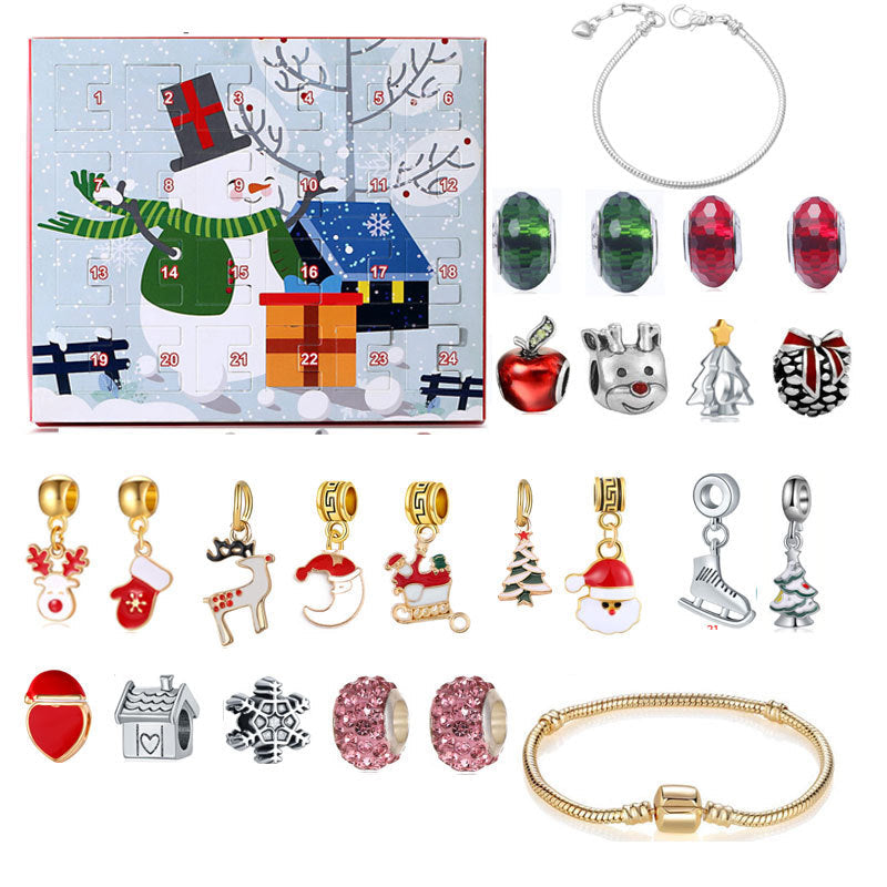 Flere barn samlet rundt bordet lager sine julekalenderarmbånd med perler.