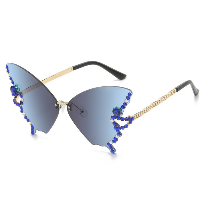 Kvinner bærer trendy sommerfugl solbriller med glitrende diamantdetaljer, elegant mote tilbehør.