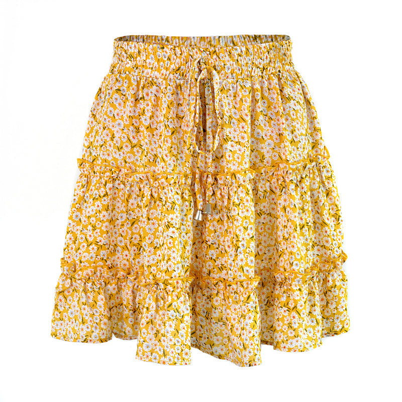 Høykvalitets polyester miniskjørt, dekorert med blomster og volanger. Ideelt for ferie.