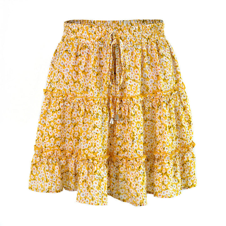 Høykvalitets polyester miniskjørt, dekorert med blomster og volanger. Ideelt for ferie.