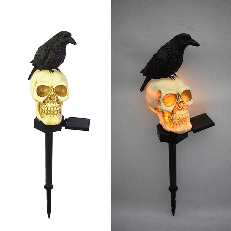 Gotisk hodeskalle med kråke figur. Solcellelampe i harpiks for unik hagedekorasjon og stemningslys.