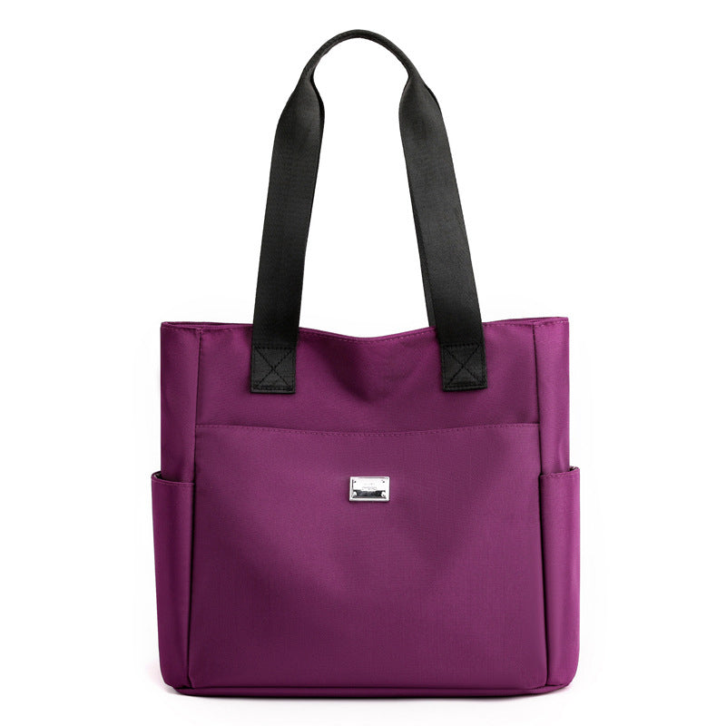 Komfortabel crossbody-veske i vanntett nylon, lett og sikker for dine eiendeler.
