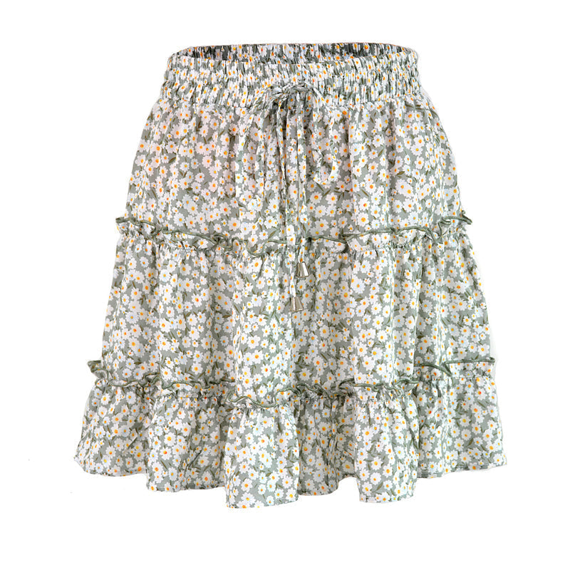 Sommerlig A-line miniskjørt med vakkert blomstermotiv og elegante volanger.