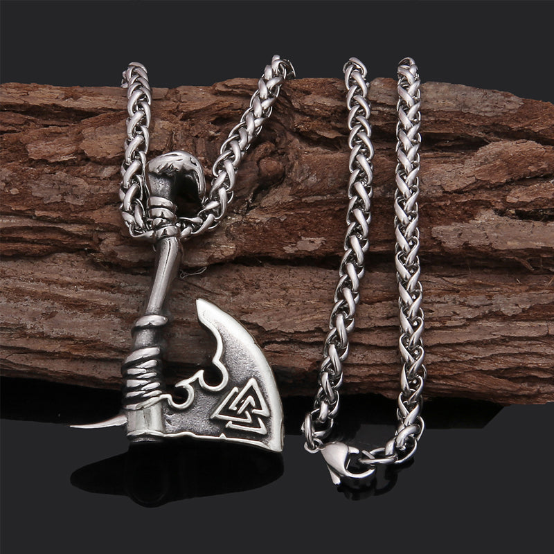 Unisex vikingøks halskjede, elegant presentert i rustfritt stål, symboliserer nordisk arv og tidløs styrke.