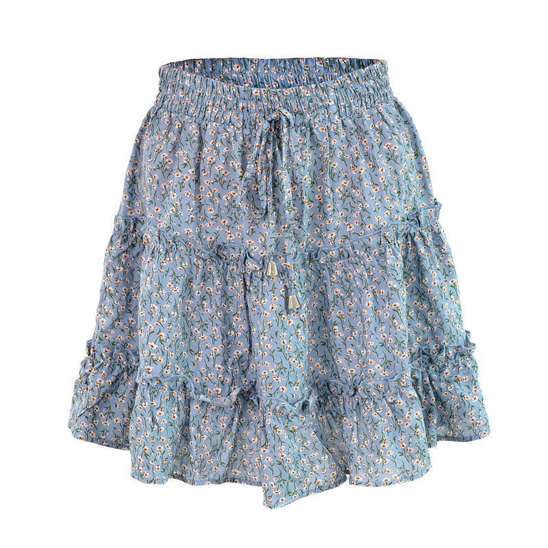 Blomstret miniskjørt for kvinner, med volanger som gir bevegelse og stil. Perfekt til sommer.
