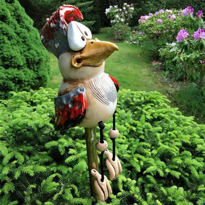 Håndmalt harpiks kyllingfigur, en detaljert hagefigur som lyser opp omgivelsene.