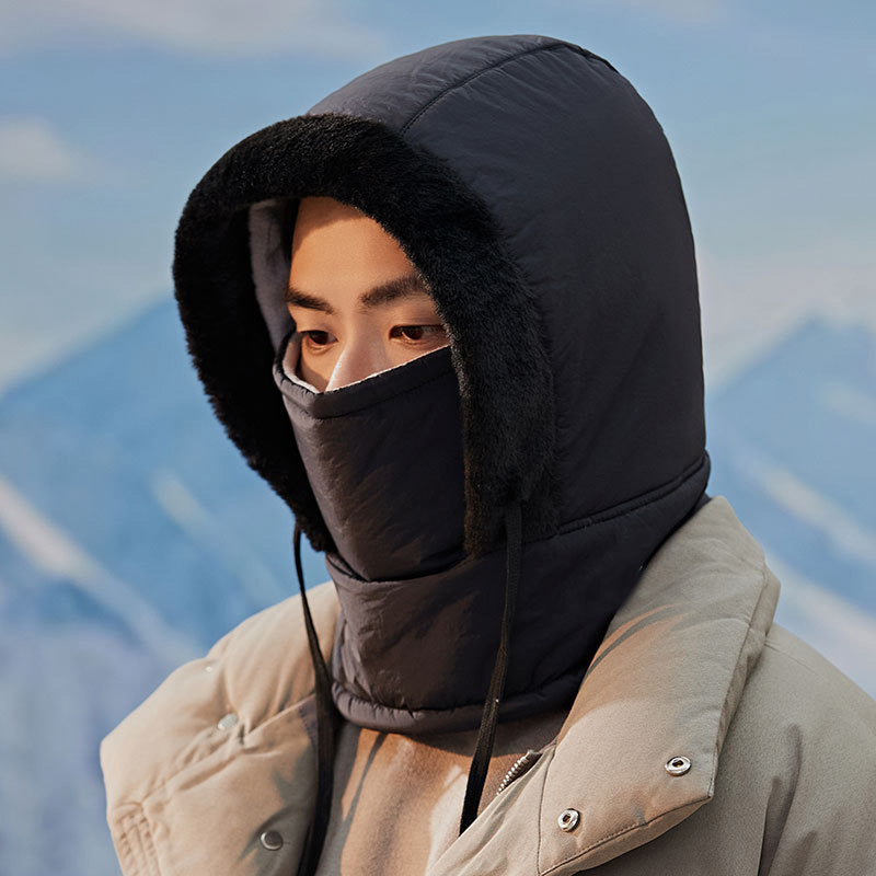 Klassisk vinterlue med myke øreklaffer og pelskant, unisex modell for all vinterbruk.