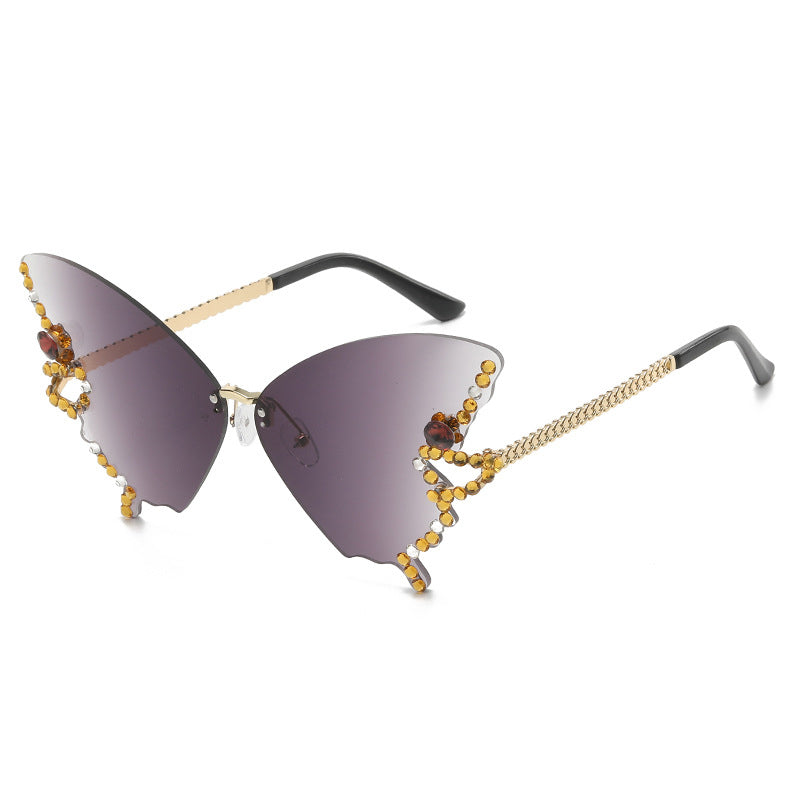 UV400 beskyttelse: trendy sommerfugl solbriller for kvinner med elegante diamantdetaljer.