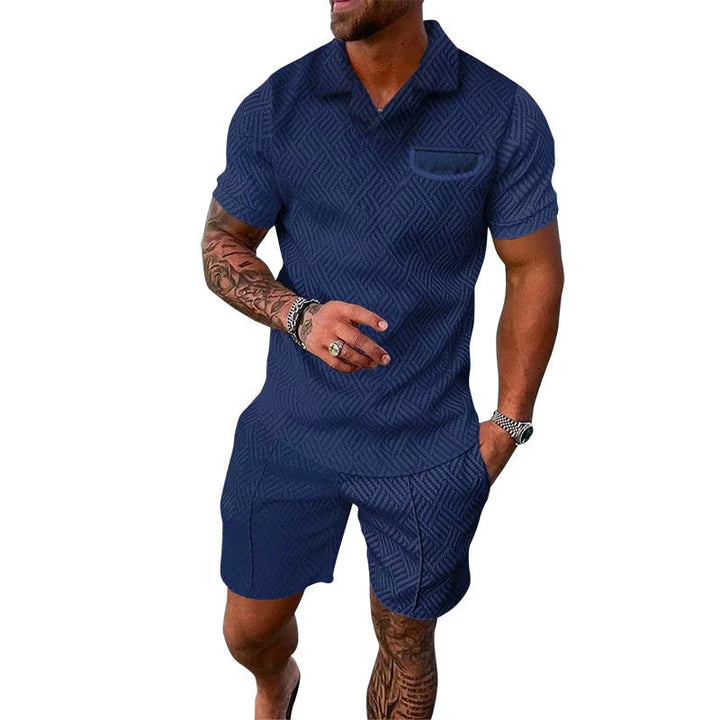 Allsidig menns fritidssett: trykt polo T-skjorte og shorts, perfekt for uformelle anledninger.