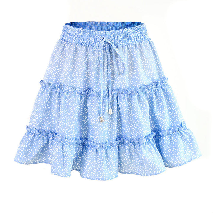Trendy blomstret miniskjørt med volanger. Perfekt for casual sommerdager og ferier.