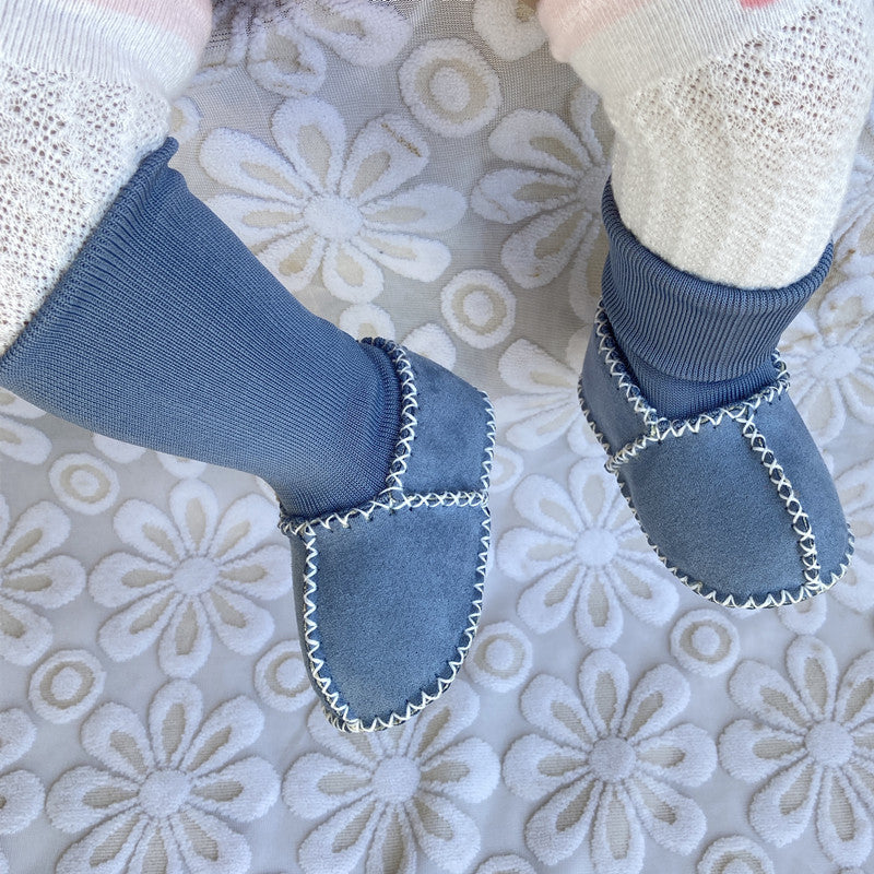 Babysko med varmt pelsfôr og antiskli, komfortable og sikre for babyens føtter hele vinteren.