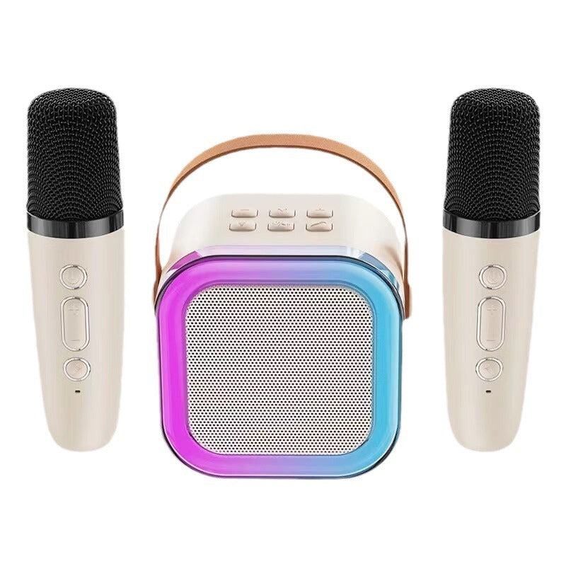 Barn med venner synger karaoke med fargerik bærbar maskin.