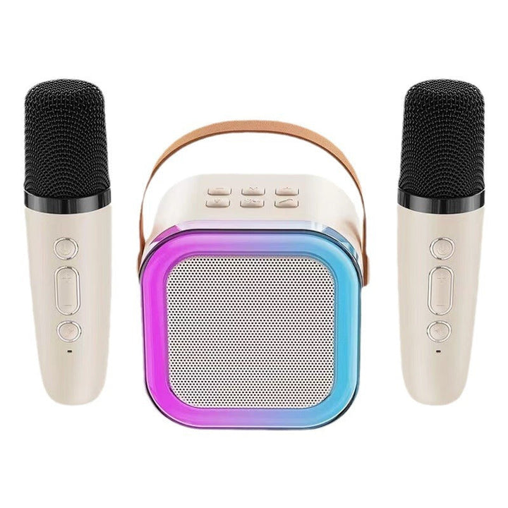 Barn med venner synger karaoke med fargerik bærbar maskin.