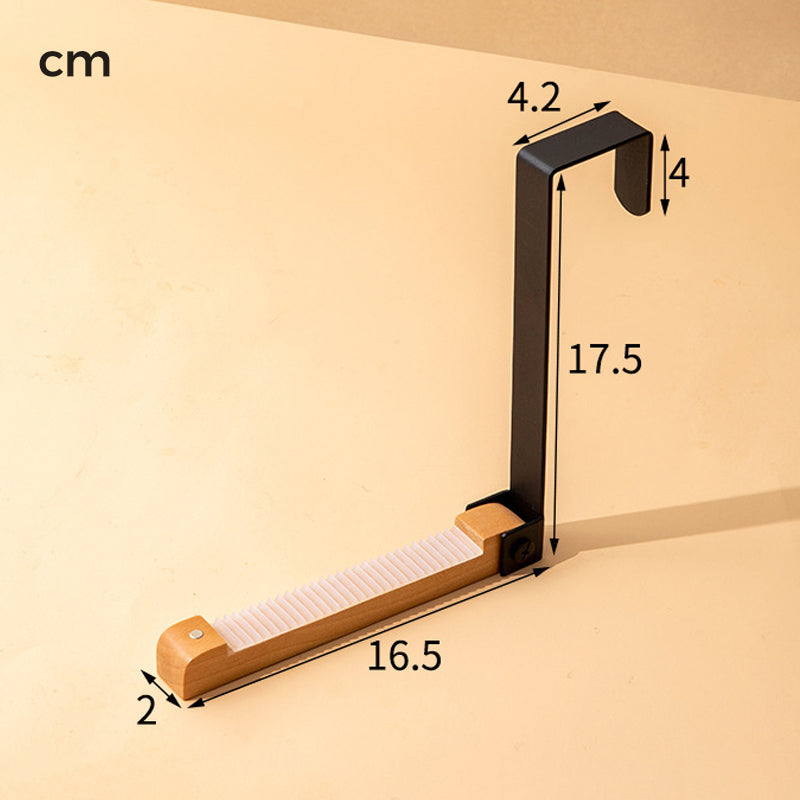 Moderne og minimalistisk dørkrok i tre og stål, designet for å passe inn i ethvert nordisk hjem.